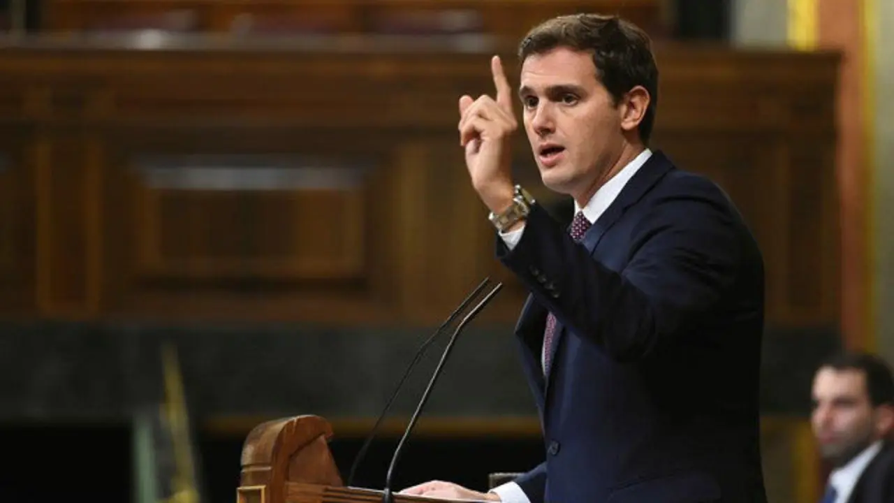 El líder de Ciudadanos, Albert Rivera, durante su intervención en el pleno del Congreso de los Diputados, este martes. FERNANDO VILLAR (EFE)