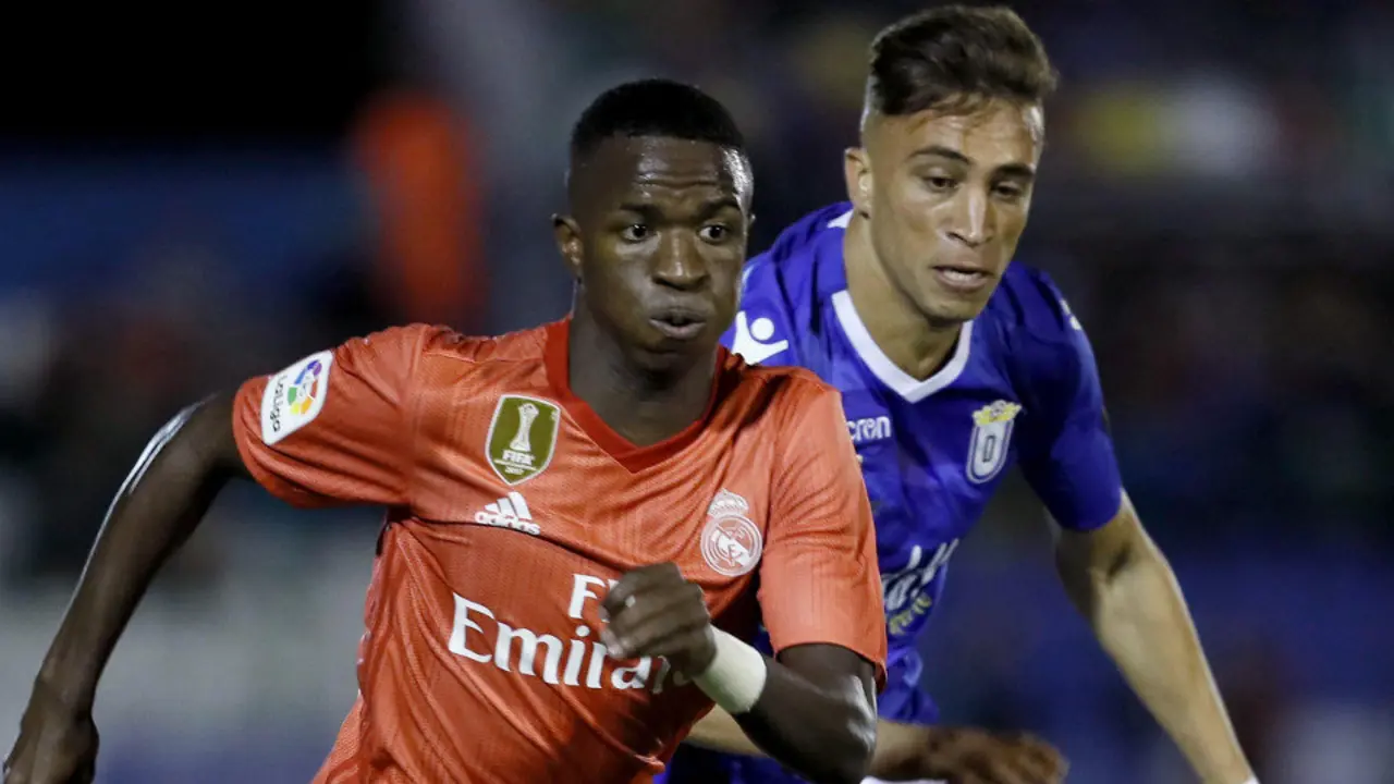 Vinicius y un jugador del Melilla. EFE