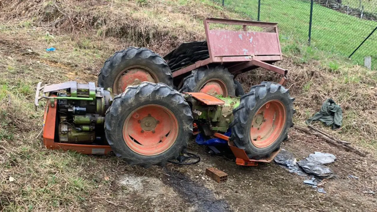 Tractor siniestrado en A Pontenova.AMA