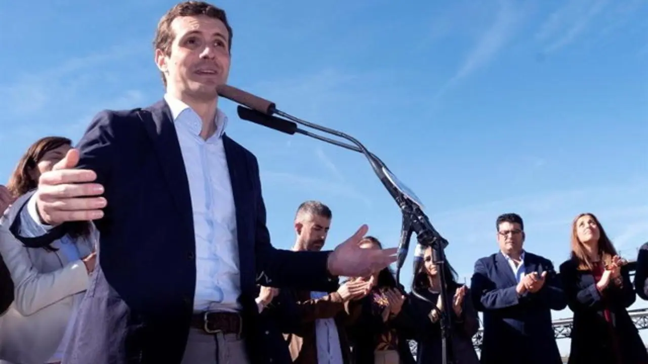 Pablo Casado en un acto con militantes en Huelva. JULIÁN PÉREZ