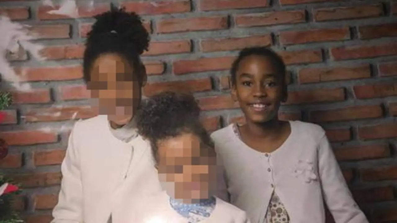 Liz (derecha), en la imagen difundida por el Ayuntamiento de Moraleja. EP