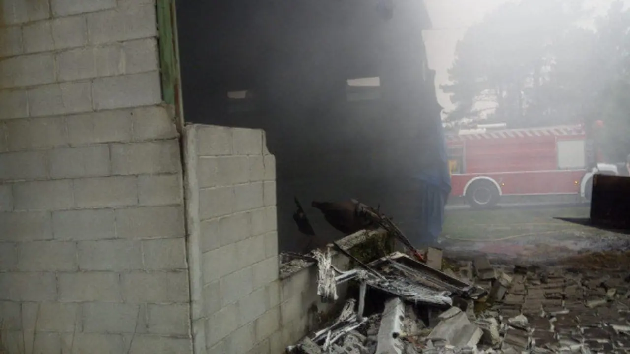 A nave de Cospeito na que se produciu o incendio. EP