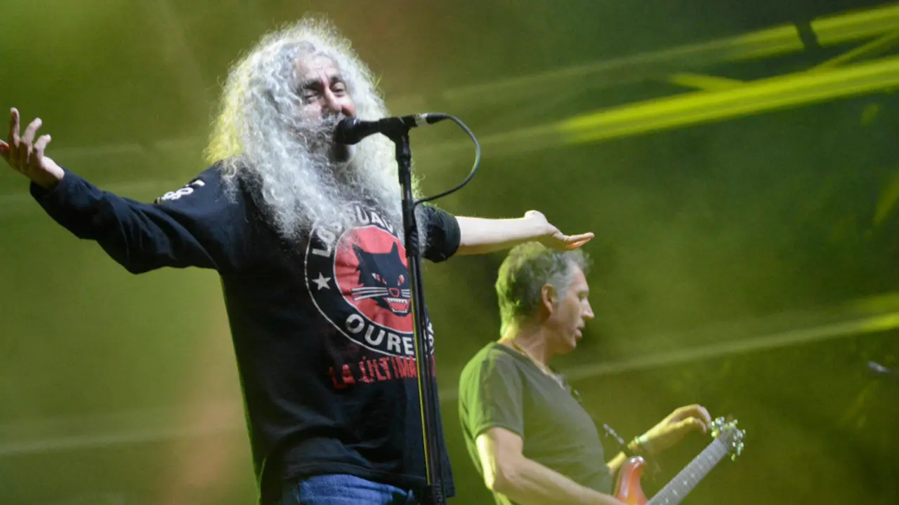 Yosi, cantante de Los Suaves, durante a actuación do grupo en Caldas, celebrada no ano 2015. ADP
