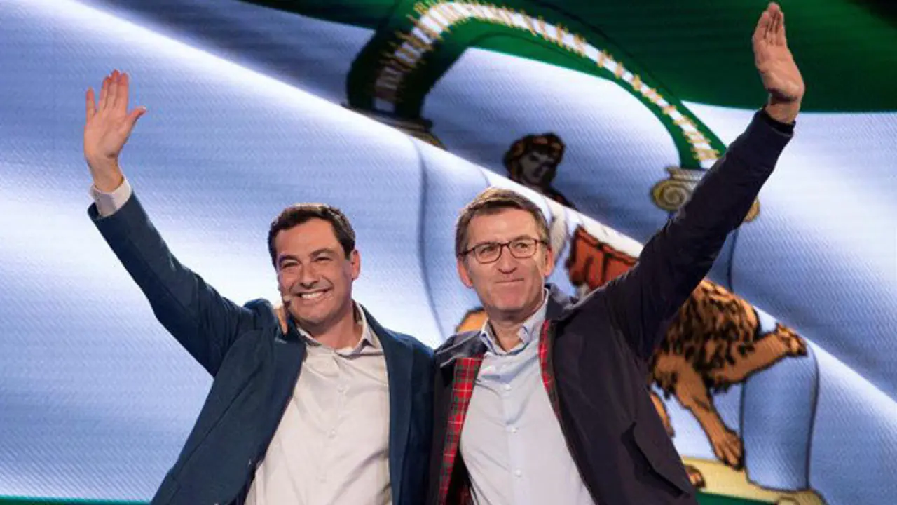 Juanma Moreno y Núñez Feijóo, durante el cierre, en Málaga, de la Intermunicipal Popular DANIEL PÉREZ