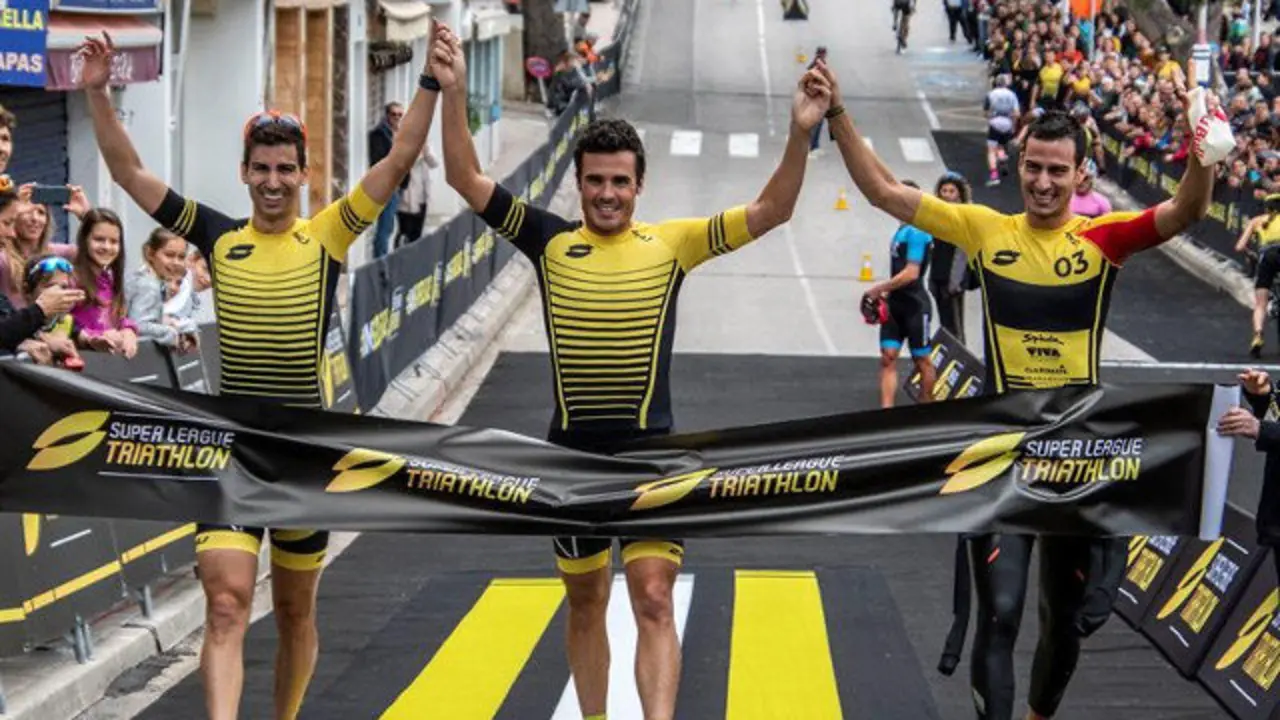 Gómez Noya (en el centro), con Mario y Lucas Mola. CATI CLADERA (EFE)