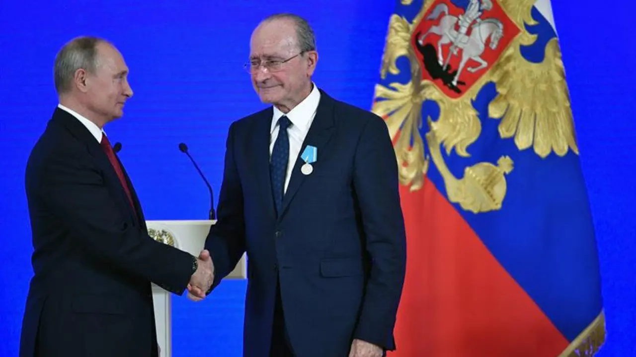 Francisco de la Torre, al recibir la condecoración de manos de Vladimir Putin. ALEXANDER NEMENOV (EFE)