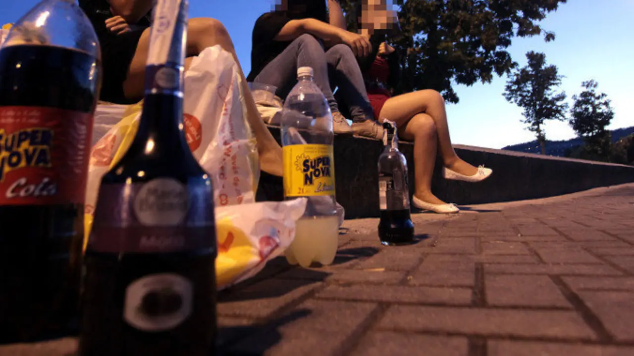 Jóvenes de botellón en Pontevedra. ADP