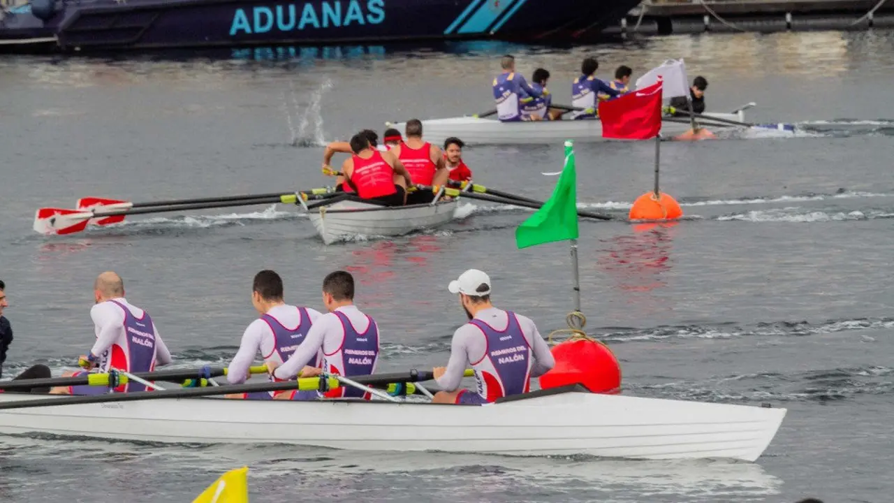 Varias embarcaciones, este domingo en Marín. DP