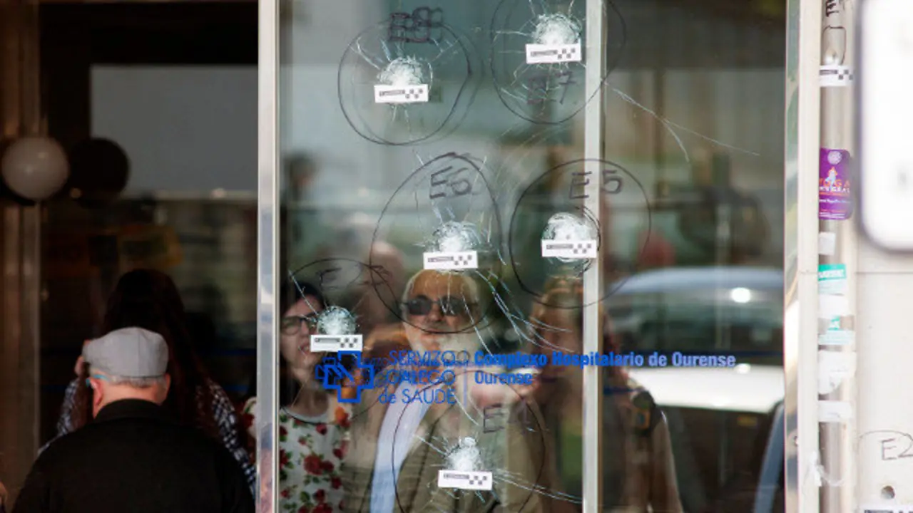 Vista dos impactos de bala na porta da entrada do Complexo Hospitalario Universitario de Ourense. BRAIS LORENZO (EFE)