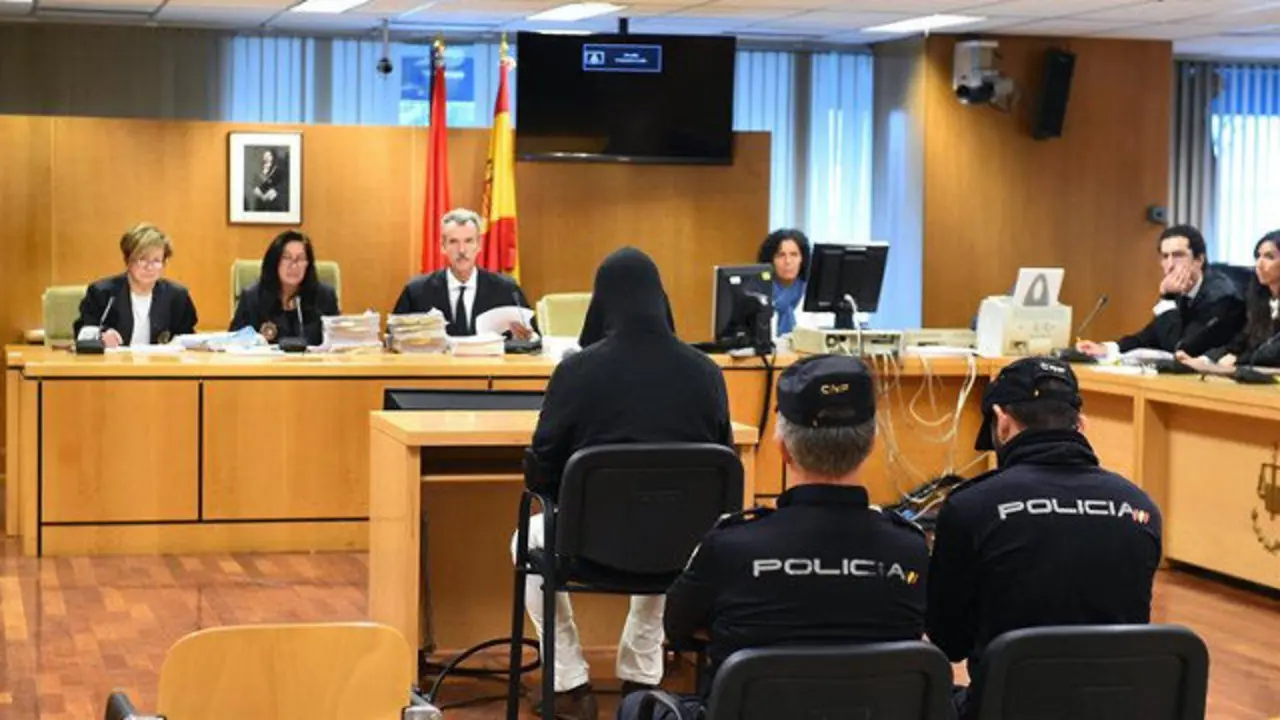 El exprofesor Pedro Antonio Ramos Lominchar, acusado de abusar de 14 menores, este lunes durante el juicio. FERNANDO VILLAR (EFE)