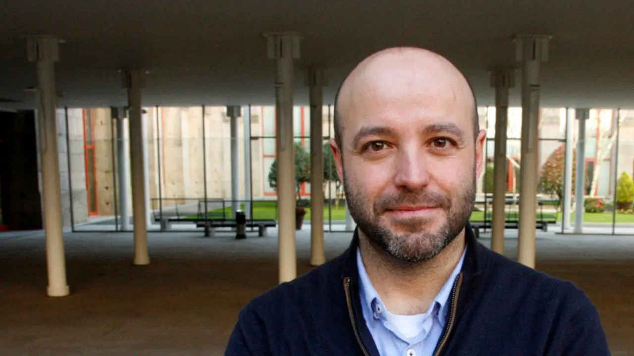 Luís Villares Naveira (Lugo, 1978), no patio interior do Parlamento de Galicia. PEPE FERRÍN (AGN) - Portada