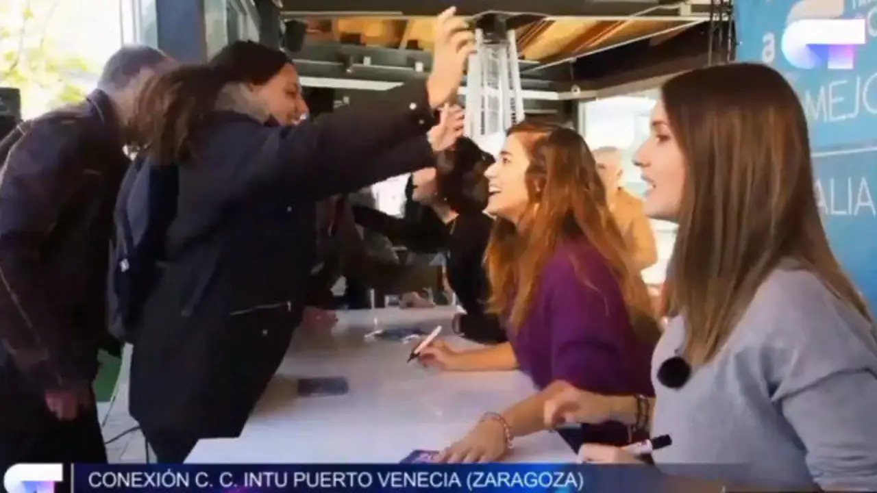 Sabela, en la firma de discos de Zaragoza. TWITTER