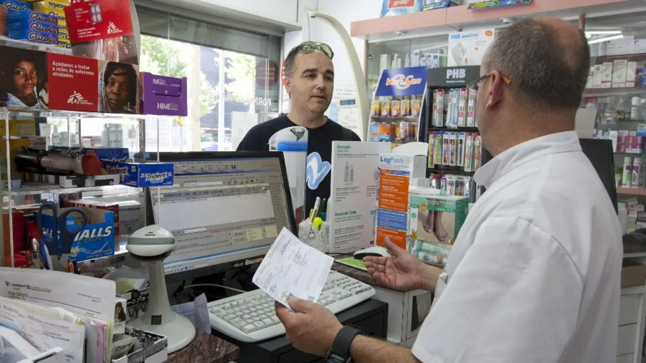 Un farmacéutico atiende a un cliente. JULIÁN MARTÍN (EFE)