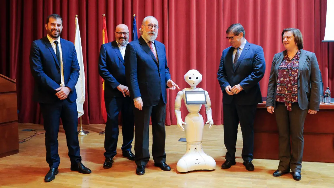 Gómez-Ulla y el rector de la UDC, en el centro, con otros responsables de la organización. MONCHO FUENTES (AGN)