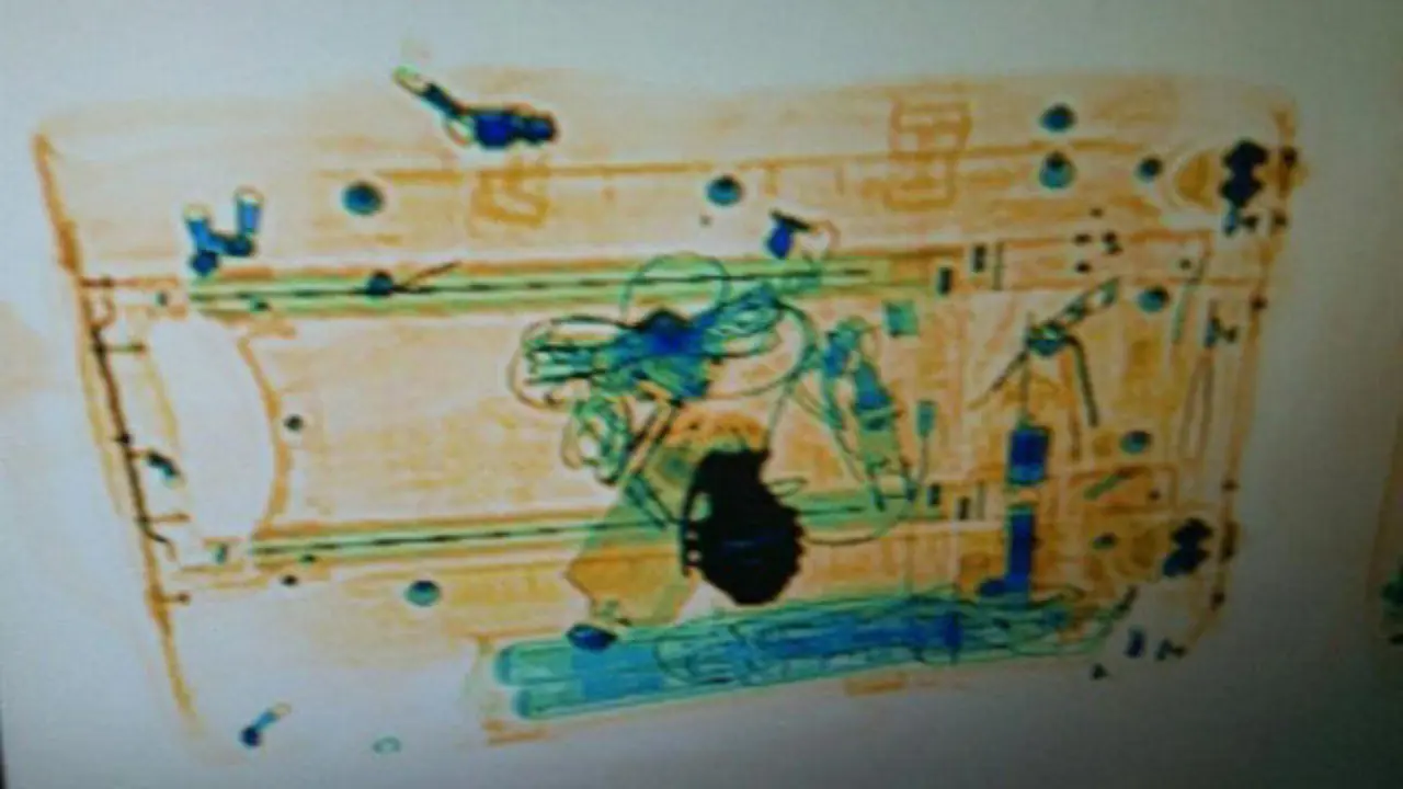 Una hebilla con forma de granada causó la alerta en Sants. MOSSOS