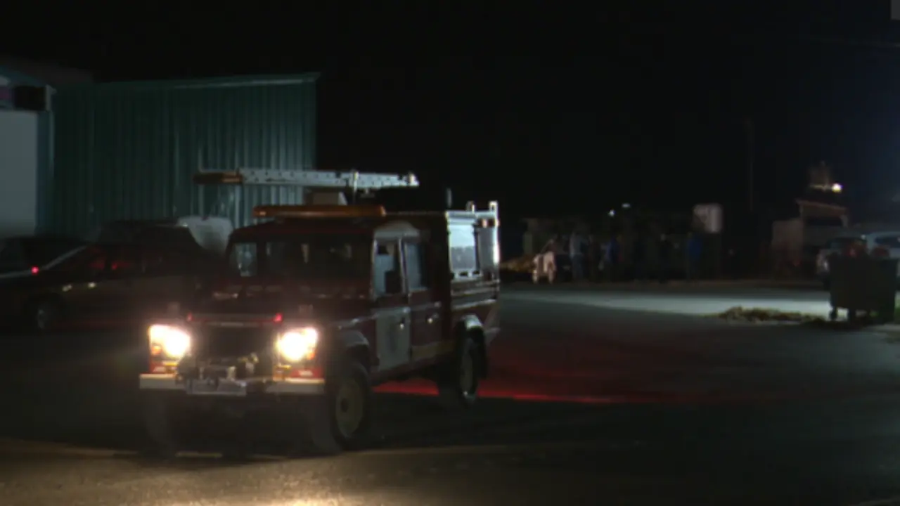 Varios efectivos se desplazaron hasta el almacén en el que ocurrió el accidente. TVG (Arzúa)