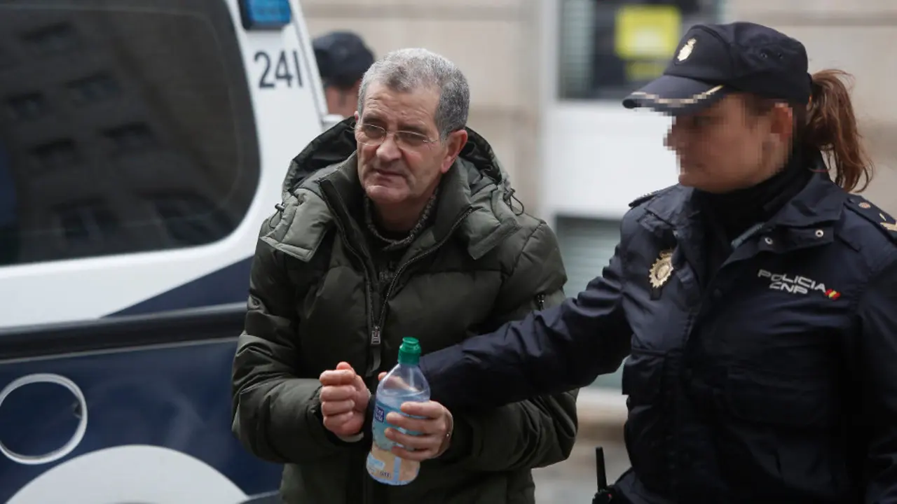 Miguel Rosendo llega a la Audiencia de Pontevedra. JAVIER CERVERA