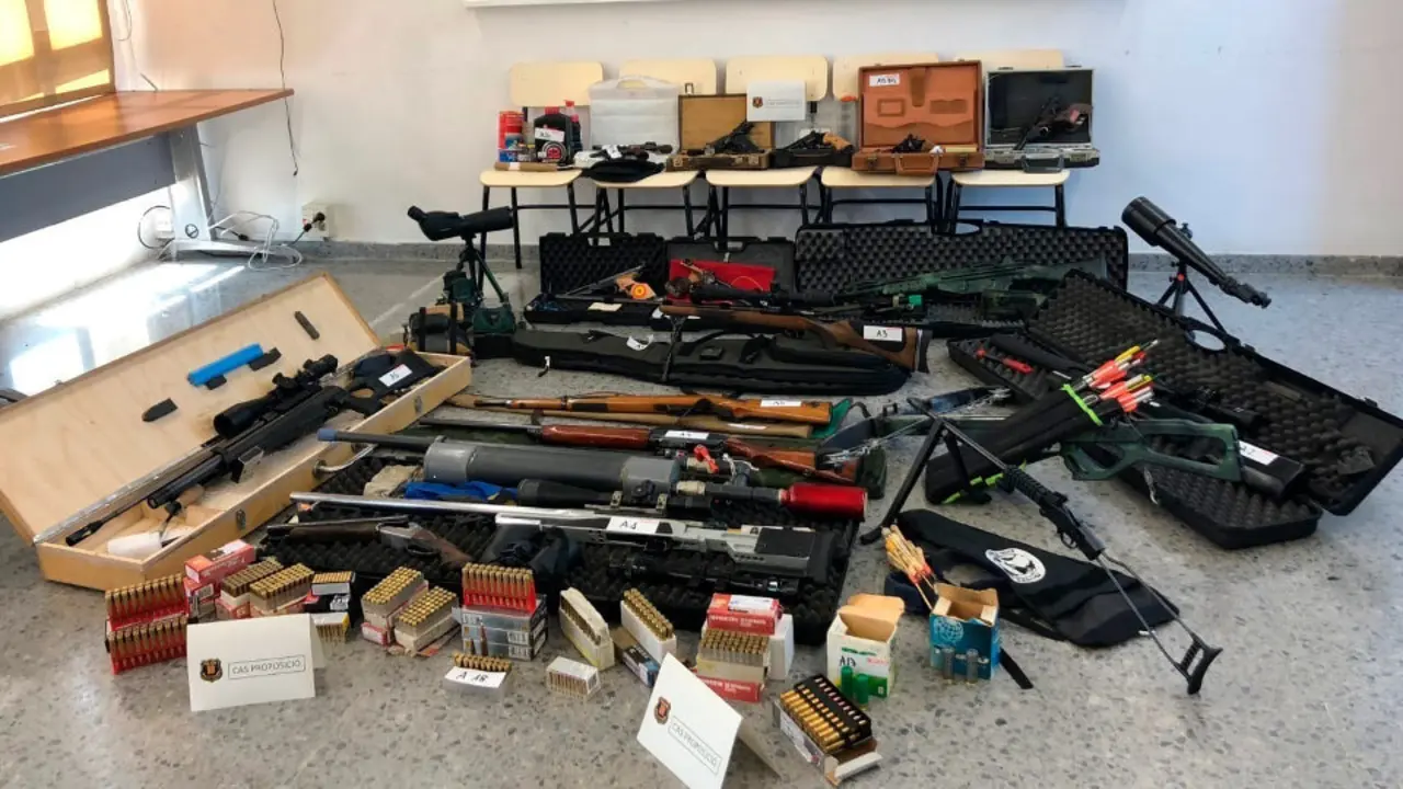 Material incautado a un vigilante de seguridad, un experto tirador que tenía un arsenal de armas en su domicilio.EFE