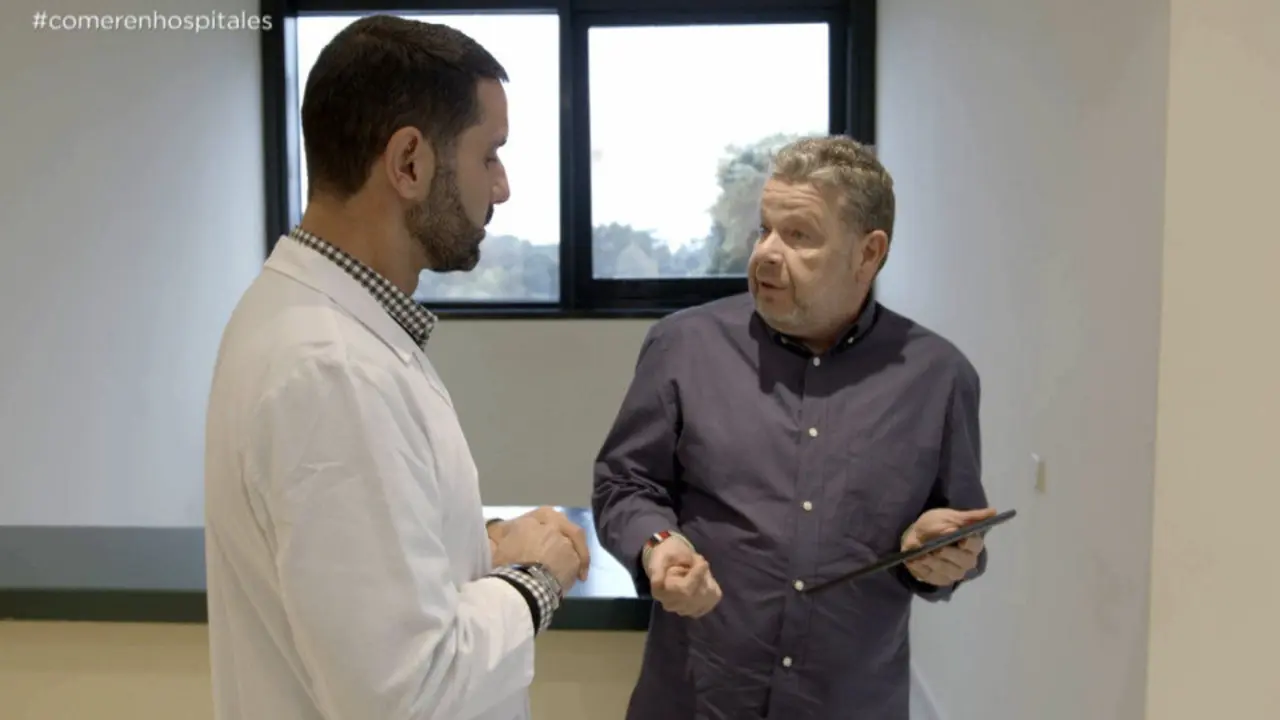 Alberto Chicote habla con el gerente del Hospital de O Barbanza. TWITTER