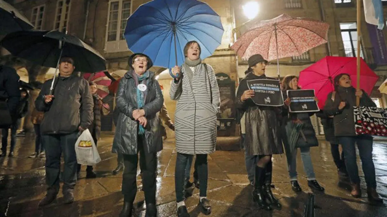 Ana Pontón, portavoz del BNG, en la protesta en Santiago contra la resolución del Supremo de las hipotecas. LAVANDEIRA JR. (EFE)