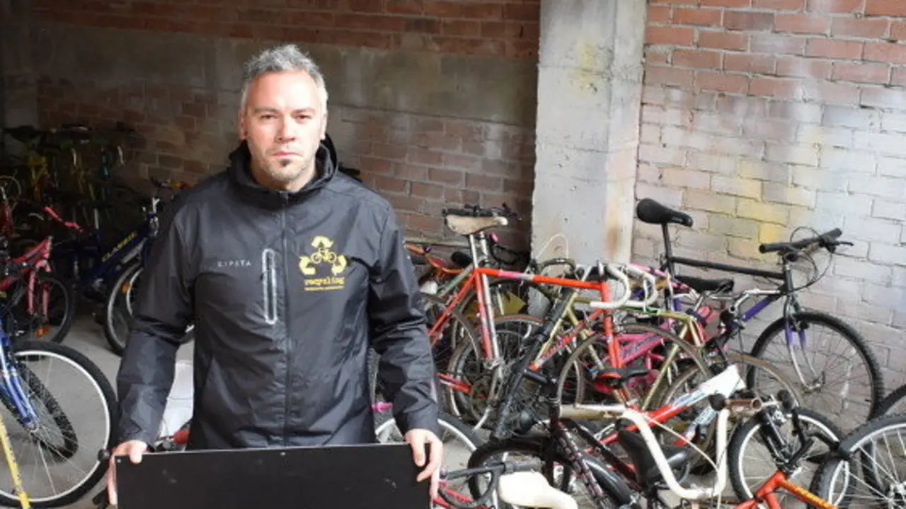 Pereira, xunto as bicicletas que garda nun baixo cedido por unha veciña.DP (portada)