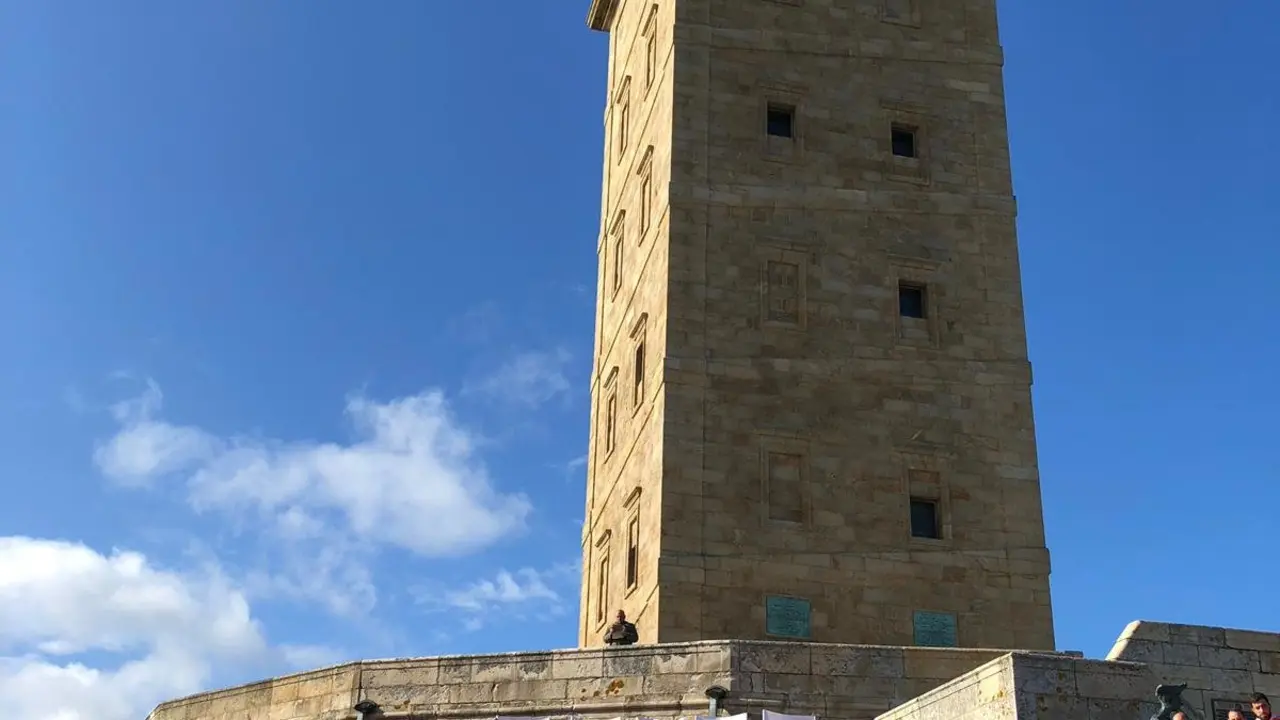 Manifestantes fronte á Torre de Hércules. CC OO INDUSTRIA