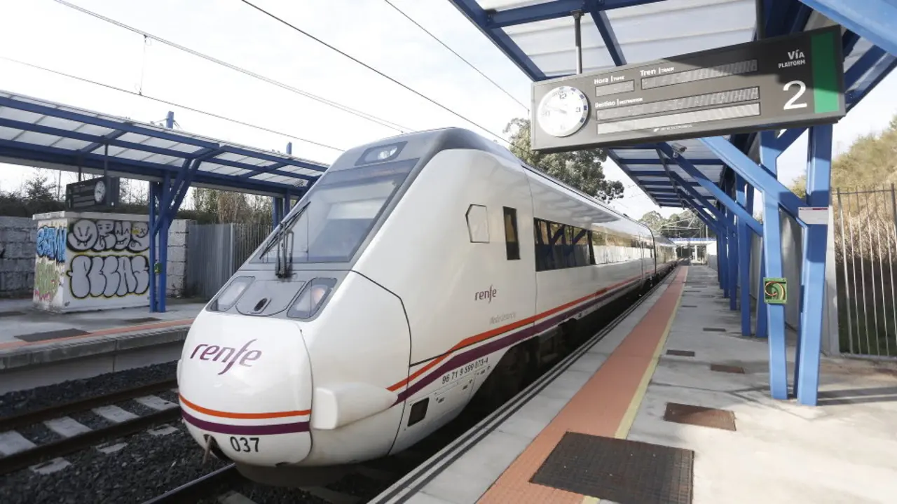 Imagen de uno de los trenes que suele cubrir el tramo Vigo-Santiago. JAVIER CERVERA-MERCADILLO (ADP)