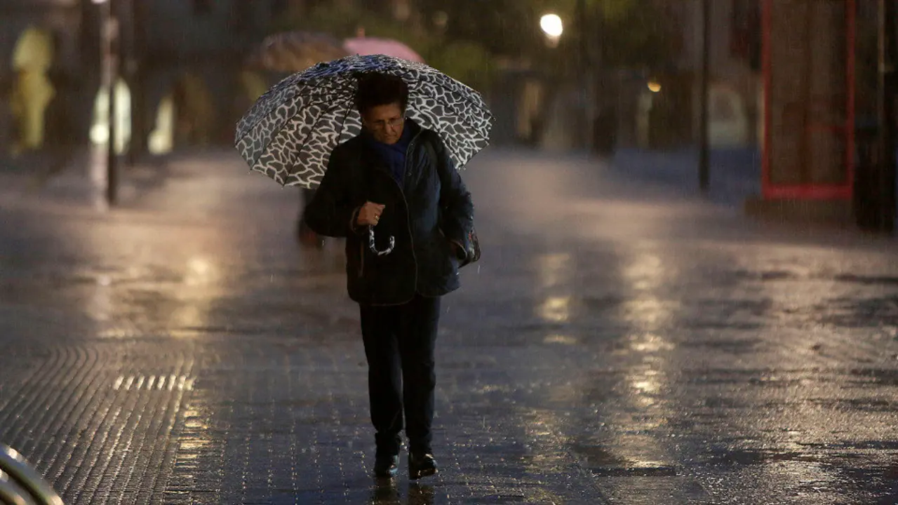 Los paraguas volverán a ser necesarios este domingo. JAVIER CERVERA-MERCADILLO