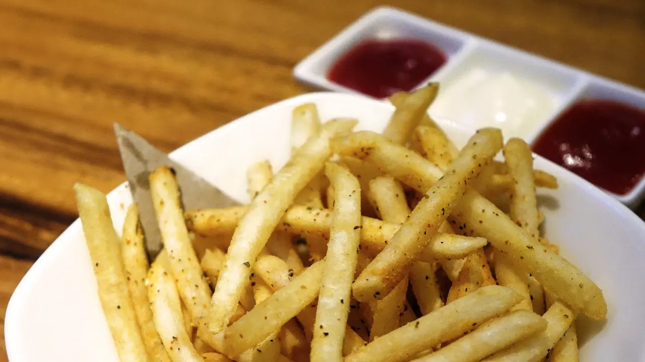 La acrilamida podría ser cancerígena en altas concentraciones. AEP (patatas)