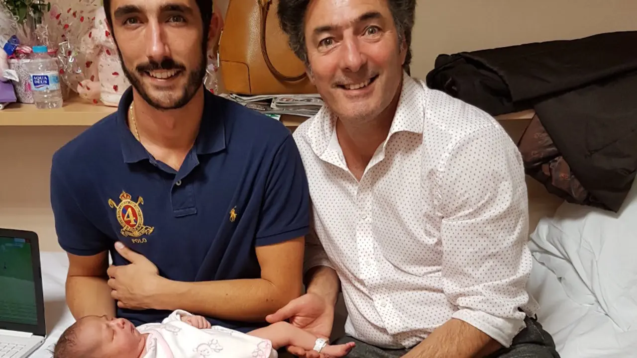 Vicente Celeiro, con su hijo y su nieta