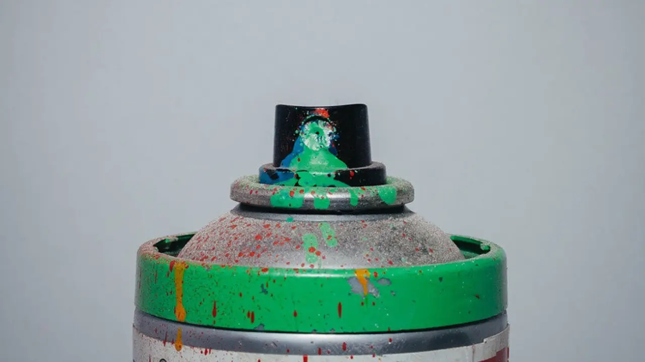 Un grafiteiro que realizou unha pintada en Vigo conseguiu evitar a multa. DP