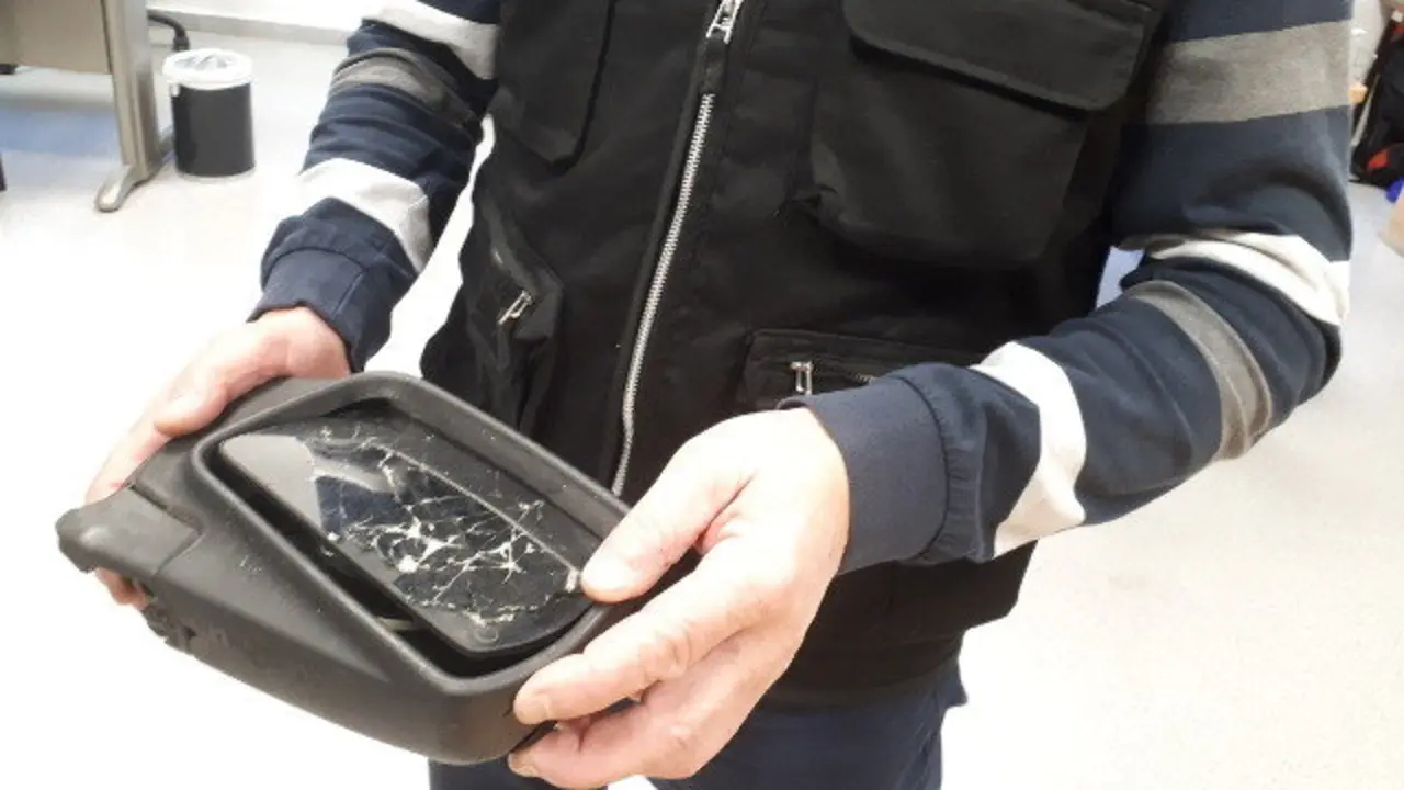 Restos do espello retrovisor do vehículo que conducía o veciño de Nigrán. GARDA CIVIL