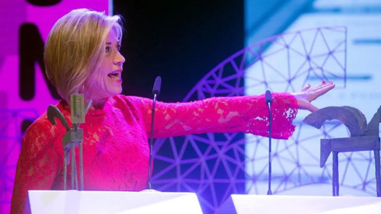 Julia Otero recolle o seu premio. QUIQUE GARCÍA