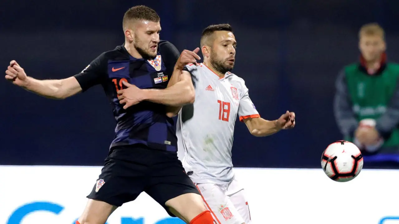 Rebic disputa un balón ante Jordi Alba. ANTONIO BAT (Efe)
