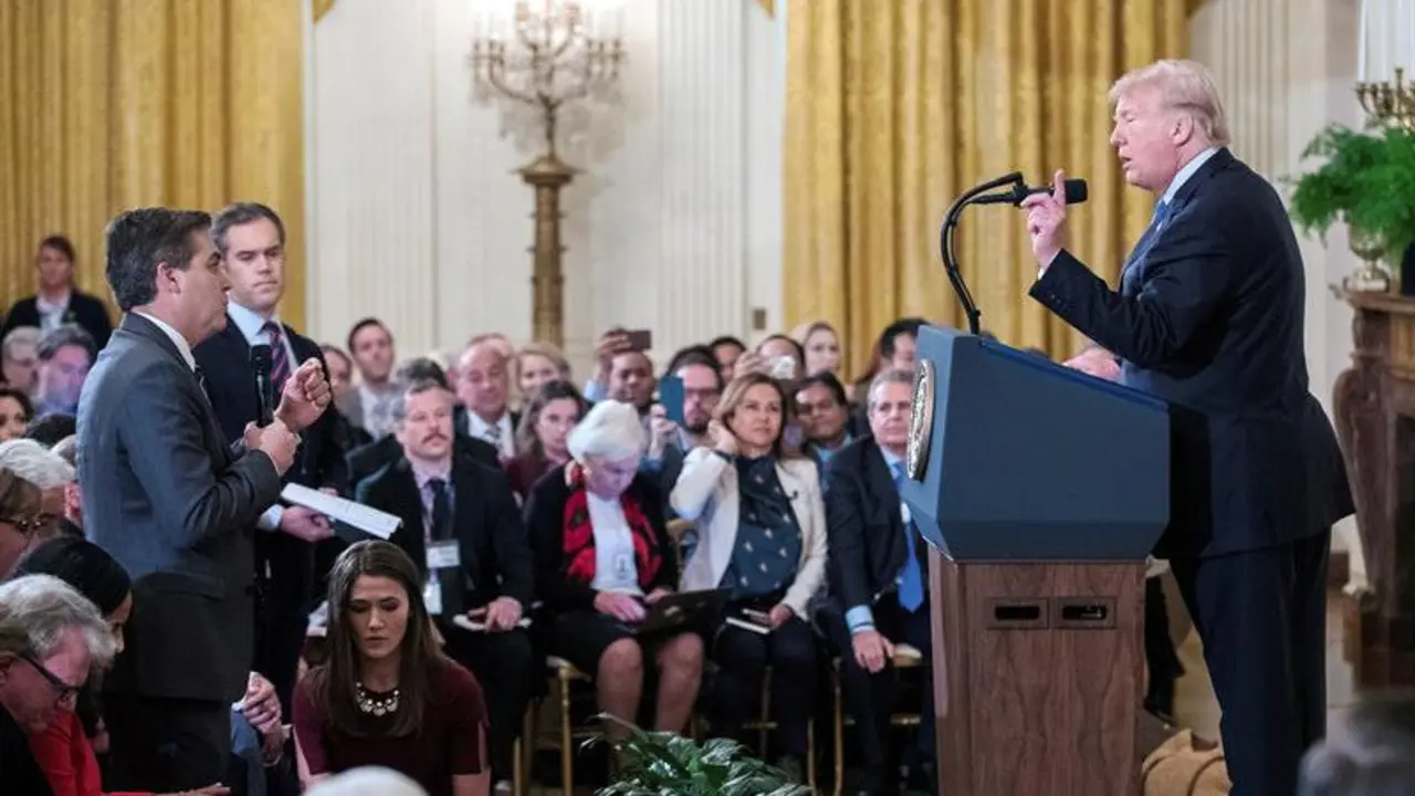 Jim Acosta, en una rueda de prensa preguntando a Donald Trump. ERIK S. LESSER (EFE)