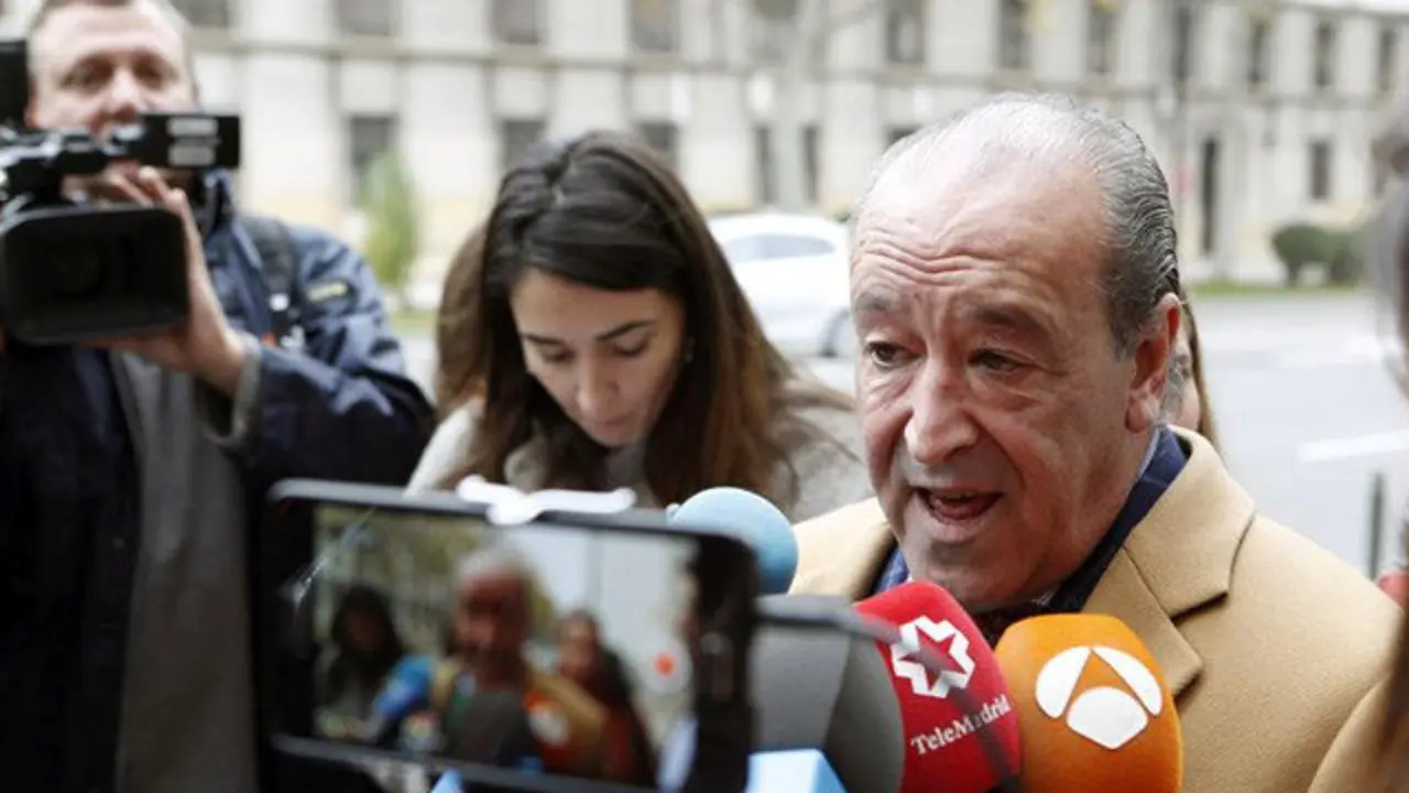 El letrado zaragozano Javier Notivoli, abogado del empresario César Román, conocido como el Rey del Cachopo, este sábado. JAVIER BELVER (EFE)