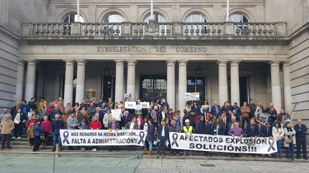 Protesta de los vecinos de Paramos ante la Subdelegación del Gobierno. DP