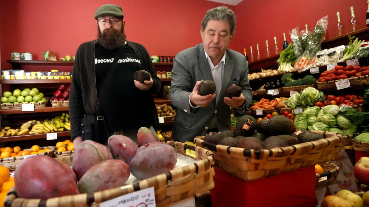 Rodrigo Cota y Miguel Anxo Fernández Lores en una frutería. JAVIER CERVERA