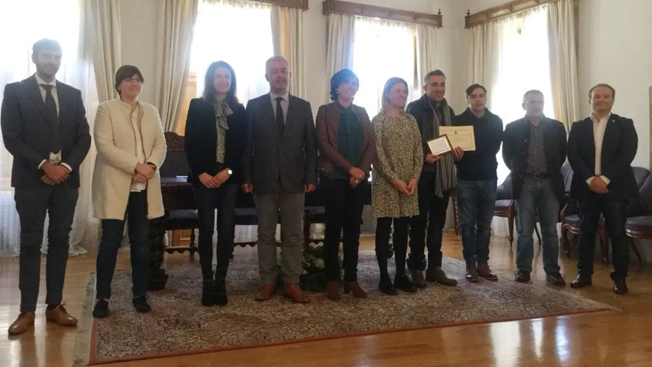 Foto de familia do VII Premio de Poes&iacute;a Leiras Pulpeiro. DEPUTACI&Oacute;N DE LUGO