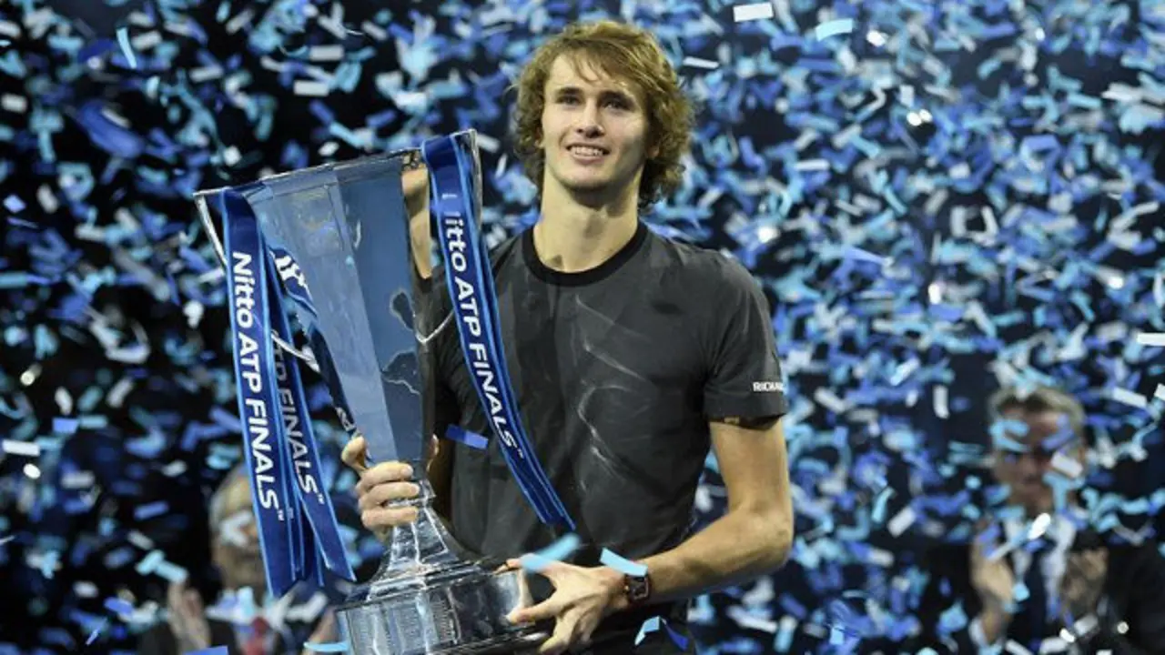 Alexander Zverev con el trofeo de Maestro. WILL OLIVER (EFE)