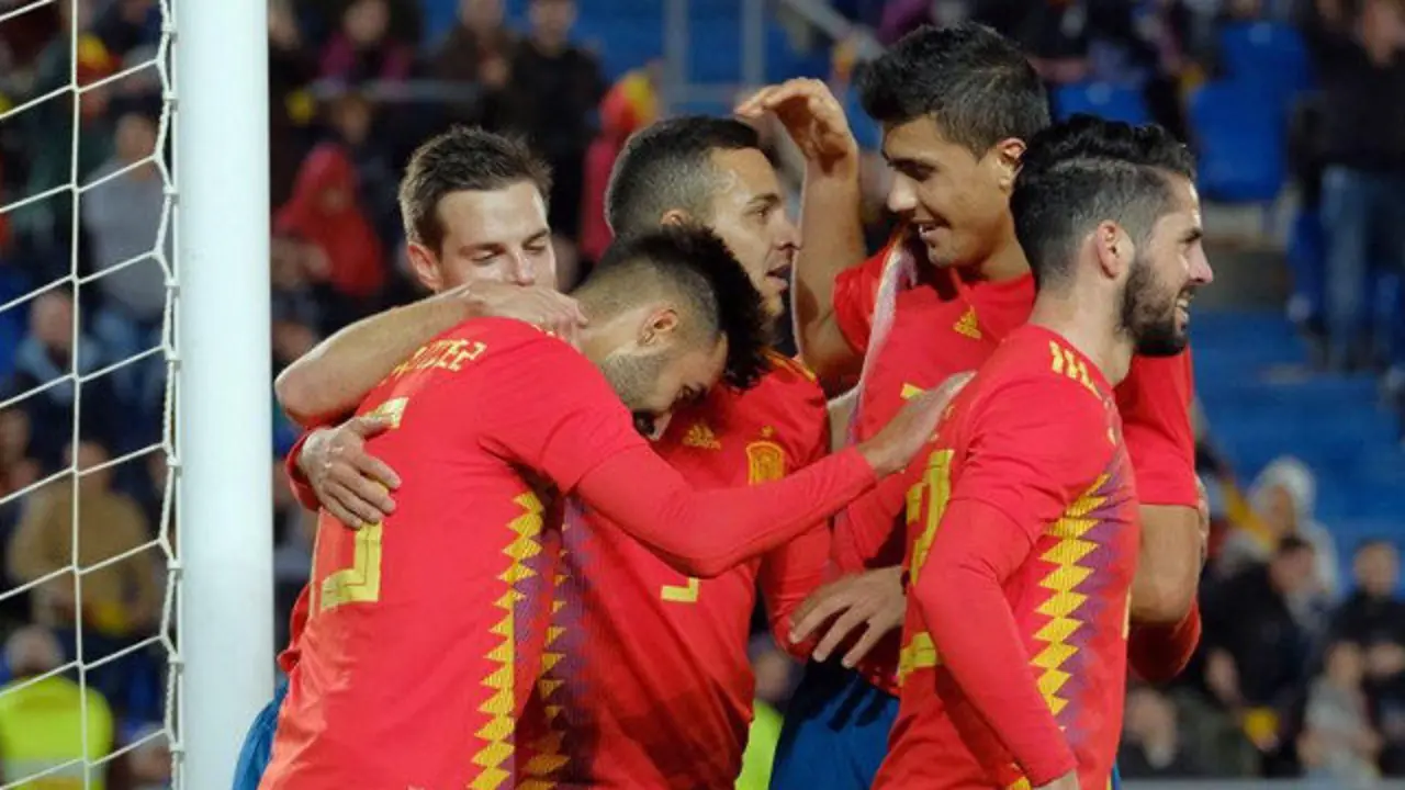 Brais Méndez celebra con sus compañeros su gol ante la selección de Bosnia. ÁNGEL MEDINA G. (EFE)