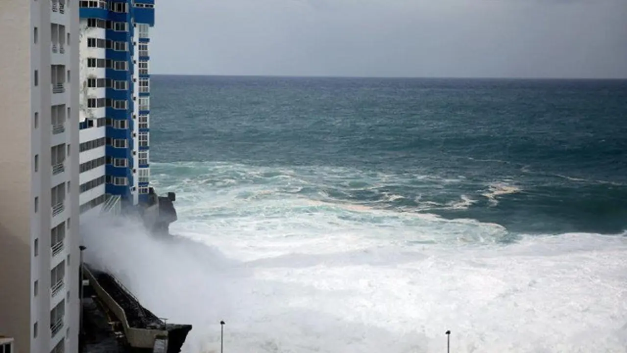 En la imagen la costa de Tacoronte en Mesa del Mar, Tenerife, donde se han desalojado a varias familias de un edificio por rotura de cristales. CRISTÓBAL GARCÍA (EFE)