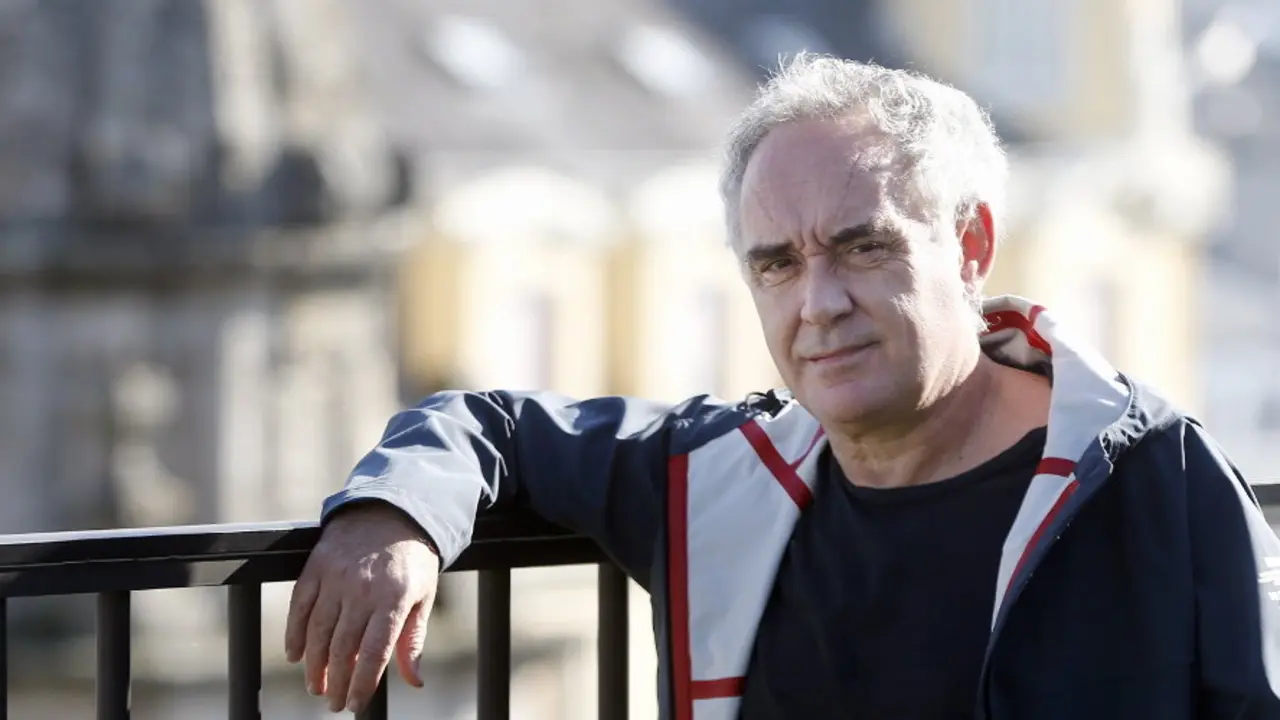 Ferrán Adrià, en la terraza del Hotel Méndez Núñez. SEBAS SENANDE - Portada