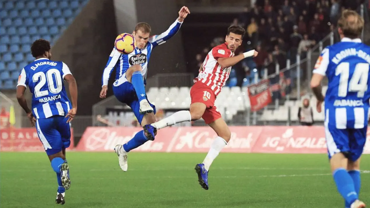 Un momento del Almería-Deportivo. TWITTER (@RCDEPORTIVO)