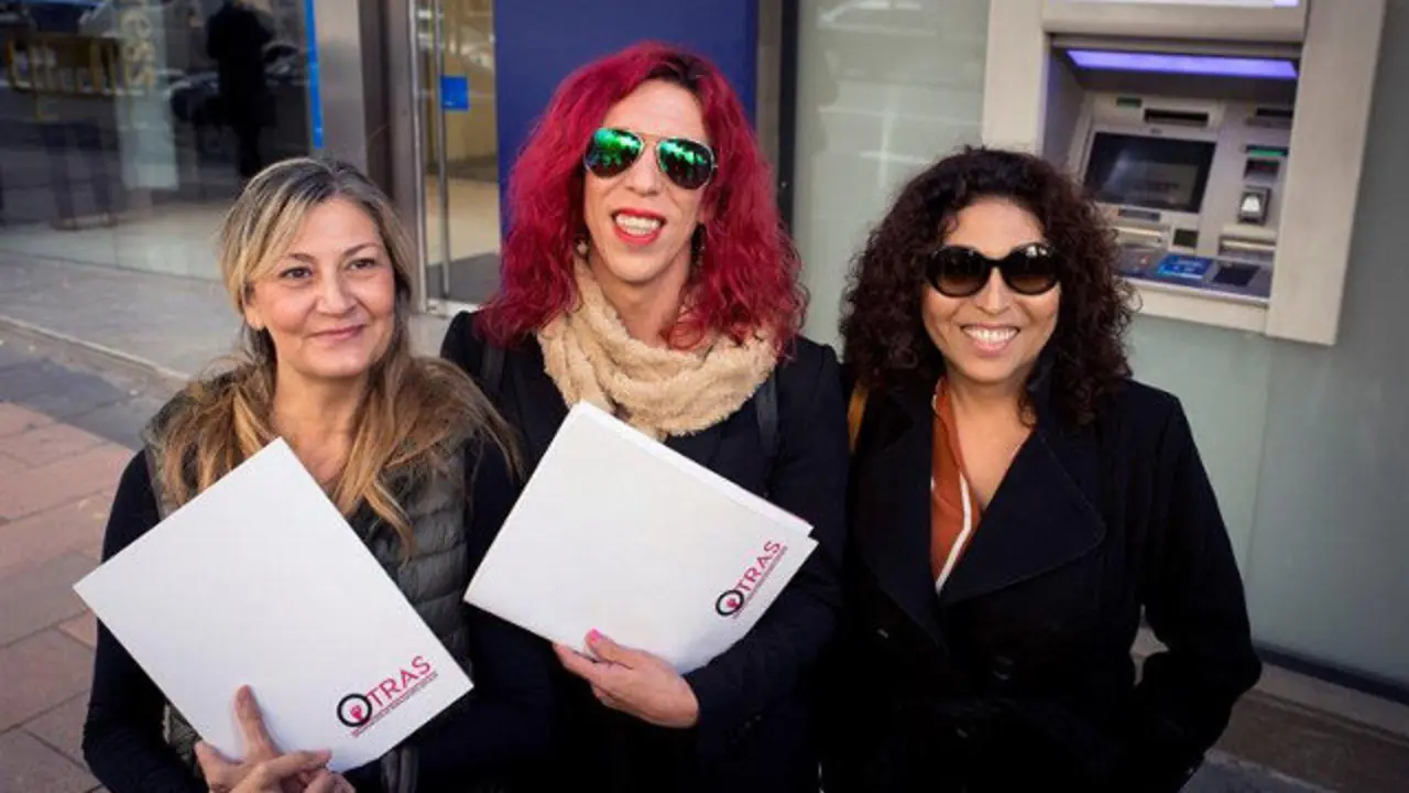Integrantes del sindicato de trabajadoras sexuales (Otras) a la entrada de los juzgados de la Audiencia Nacional. EFE