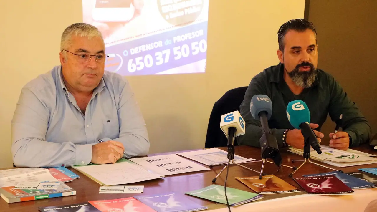 El presidente de Anpe Galicia, Julio Díaz, y el responsable del Defensor del Profesor, Julio Trashorras. PEPE FERRÍN