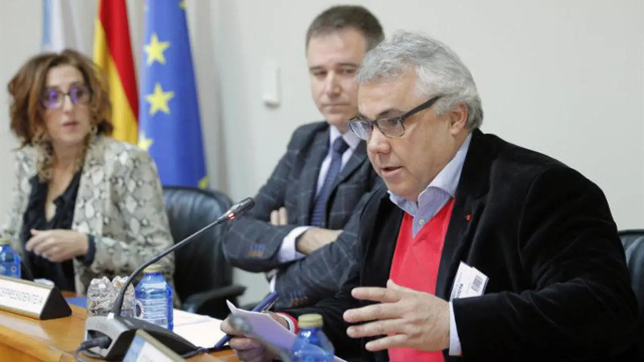 El portavoz de la plataforma de afectados por el accidente de o Marisquiño, Julio López. EFE