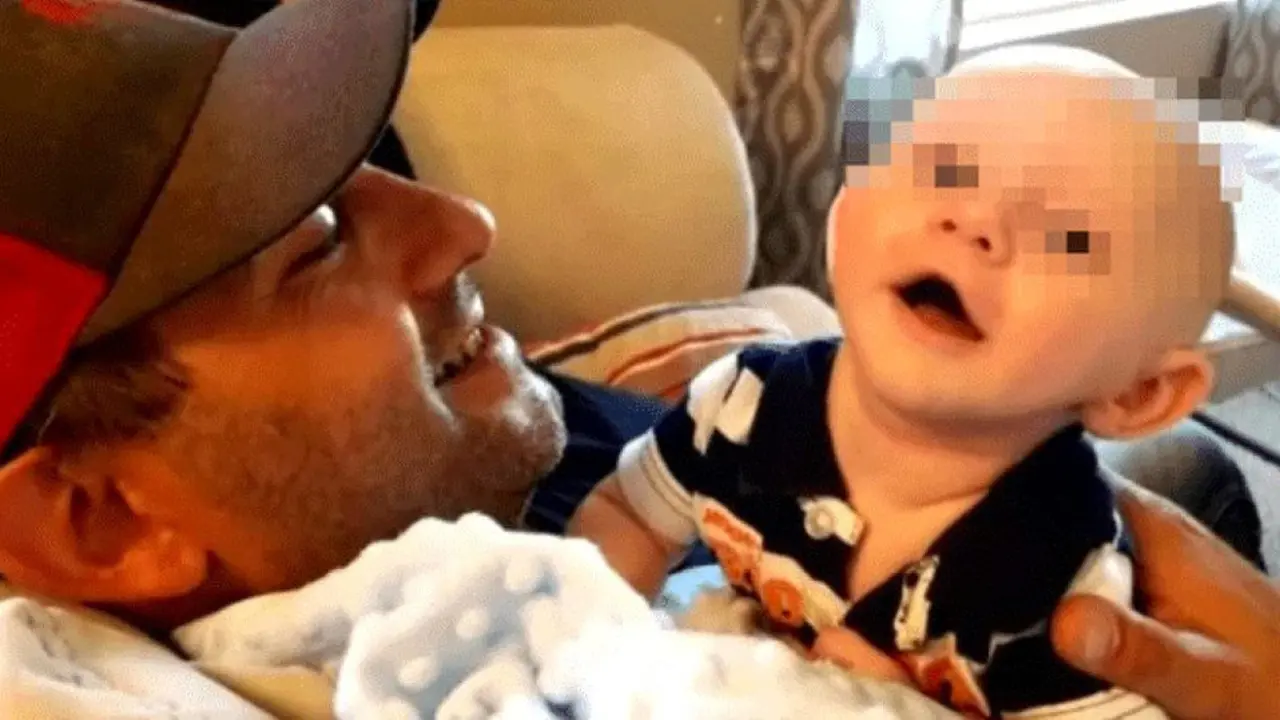 El bebé fallecido, con su padre. FACEBOOK