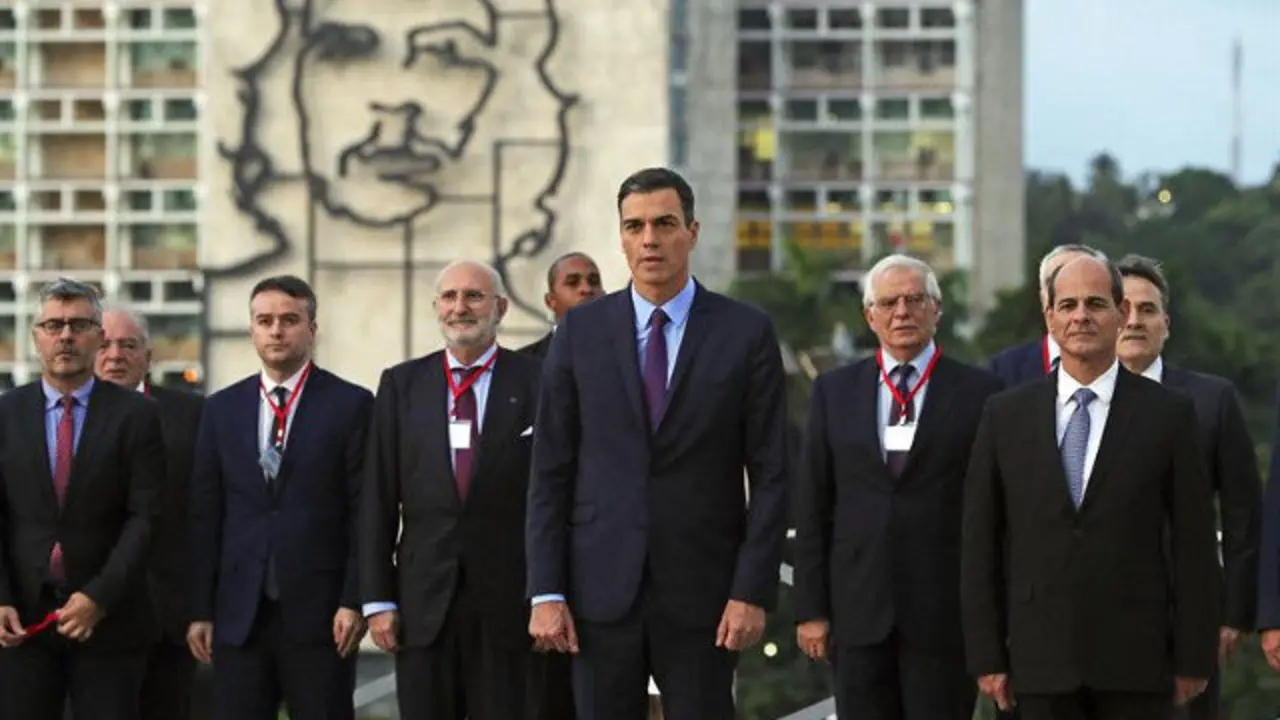 Pedro Sánchez (centro), durante la ofrenda floral a José Martí. JUANJO MARTÍN (EFE)