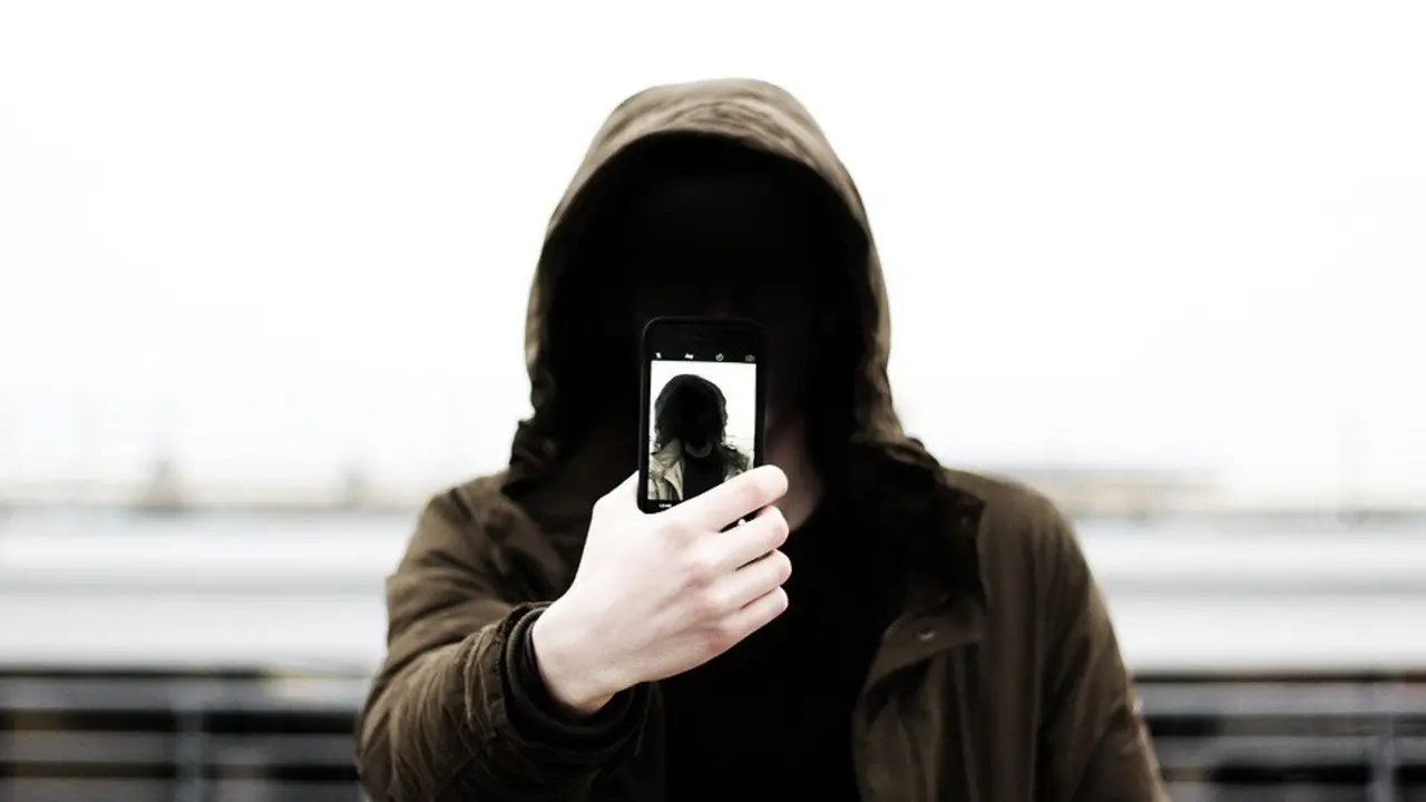 El pedófilo le regaló un móvil a la menor para mantener contacto con ella. PIXABAY